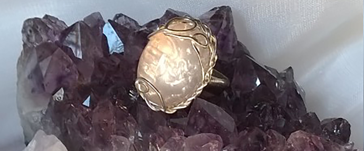 Anello con pietra